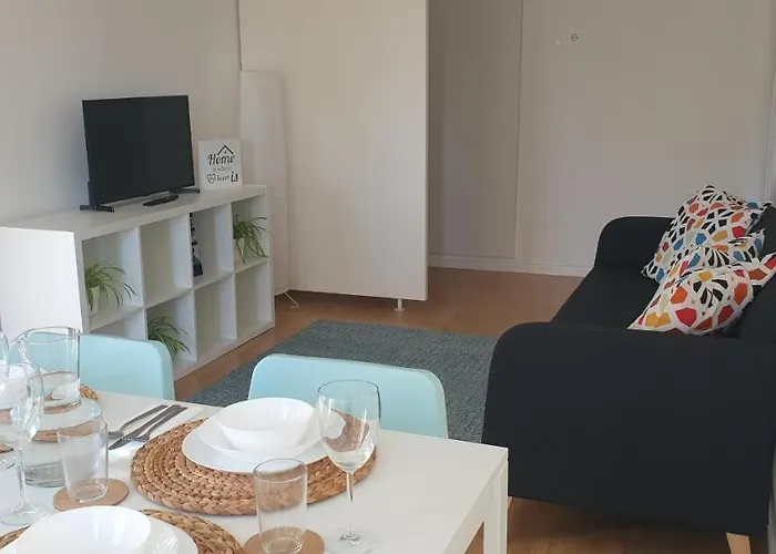 Free Parking & 5min Walk To Subway דירה *