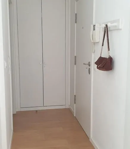 Free Parking & 5min Walk To Subway Appartamento Lisbona